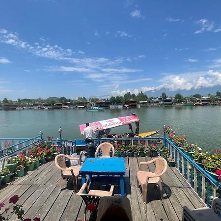 Отель Mossess Group Of Houseboats Сринагар Экстерьер фото