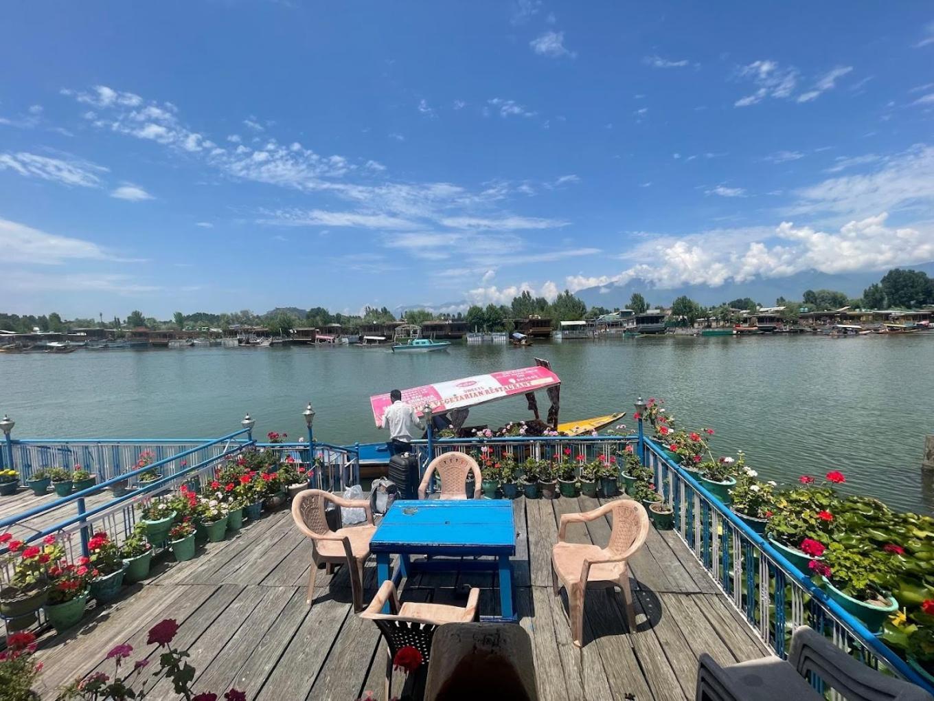 Отель Mossess Group Of Houseboats Сринагар Экстерьер фото