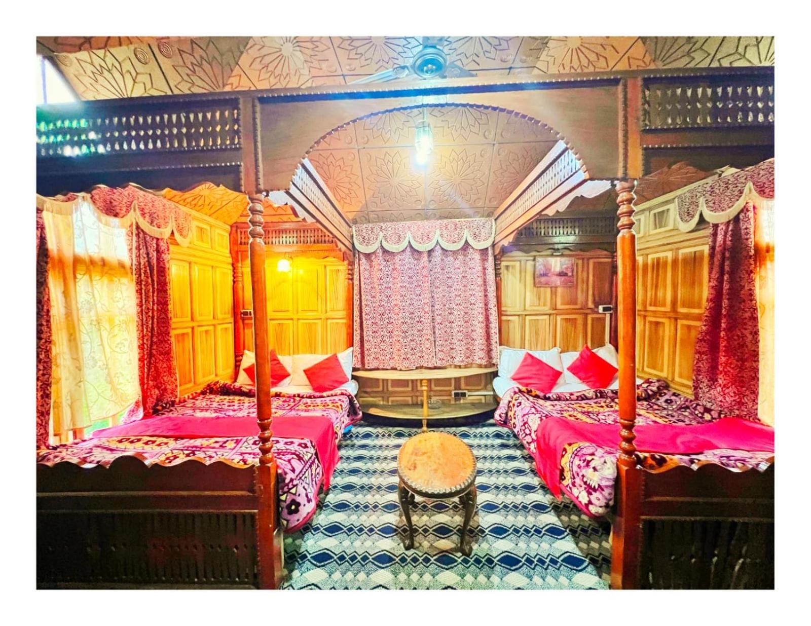 Отель Mossess Group Of Houseboats Сринагар Экстерьер фото