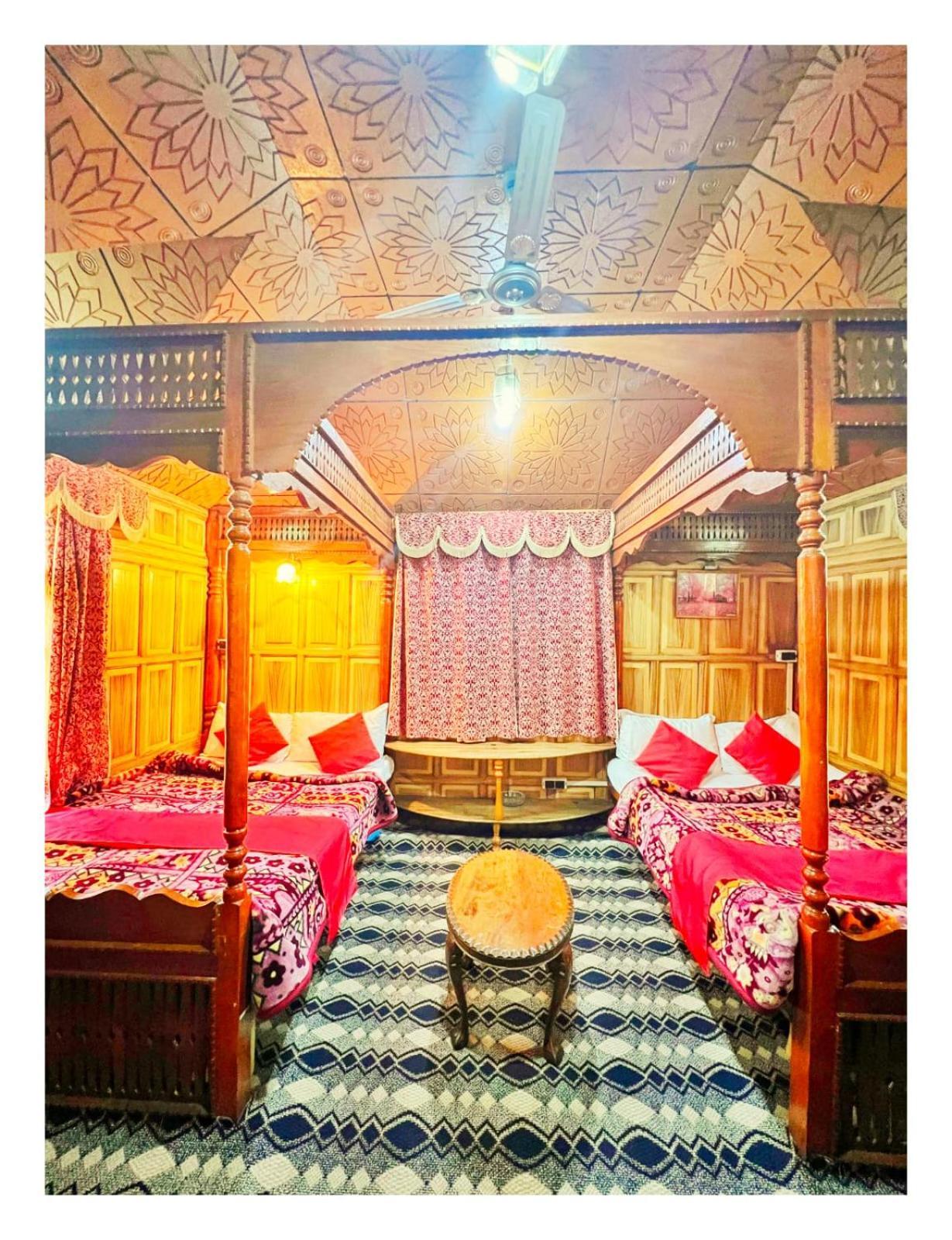 Отель Mossess Group Of Houseboats Сринагар Экстерьер фото