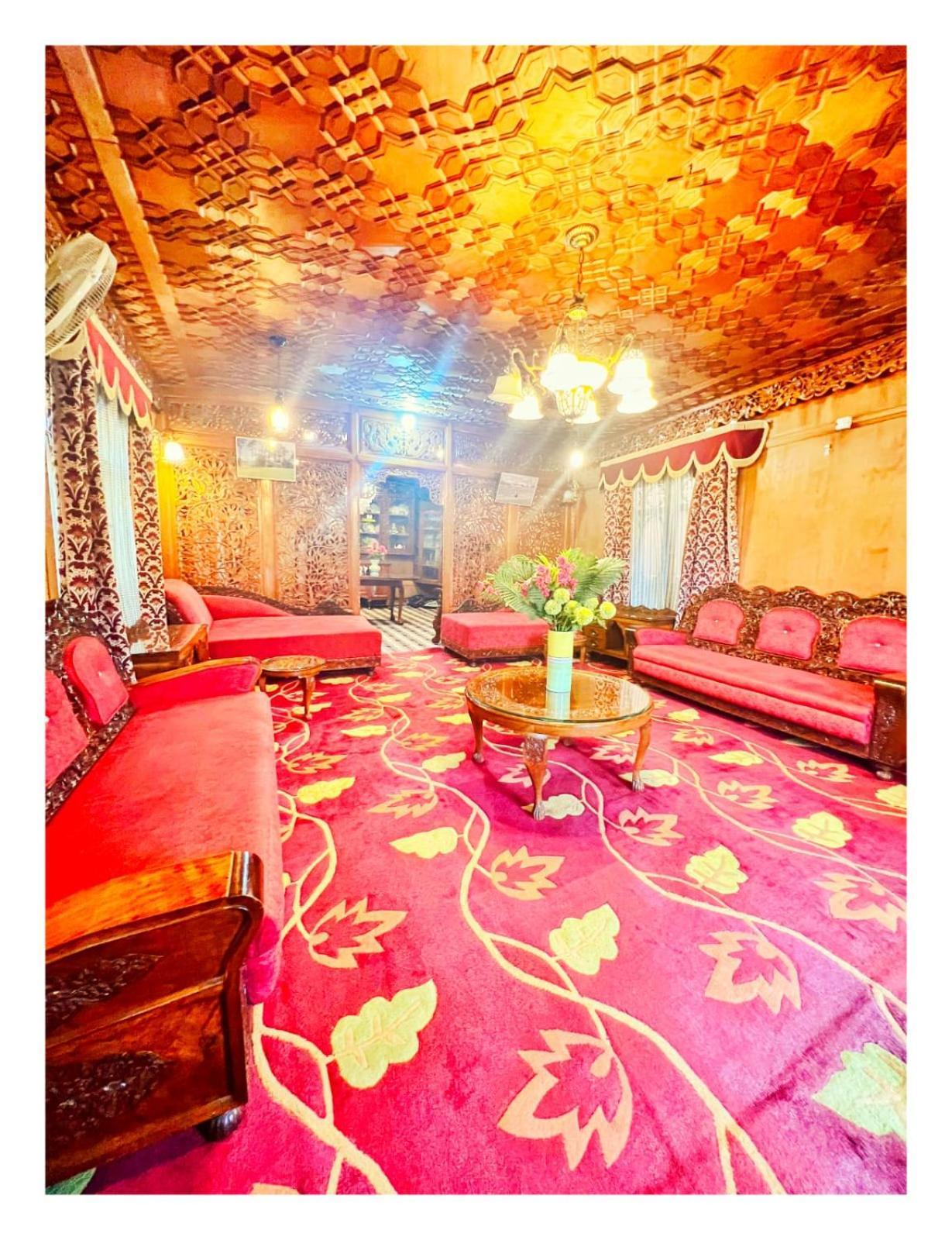 Отель Mossess Group Of Houseboats Сринагар Экстерьер фото