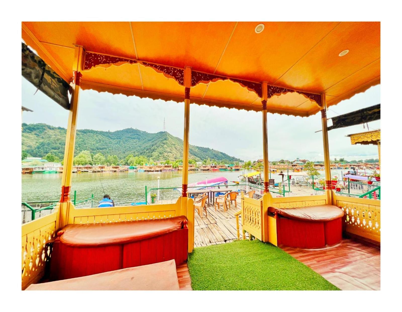 Отель Mossess Group Of Houseboats Сринагар Экстерьер фото