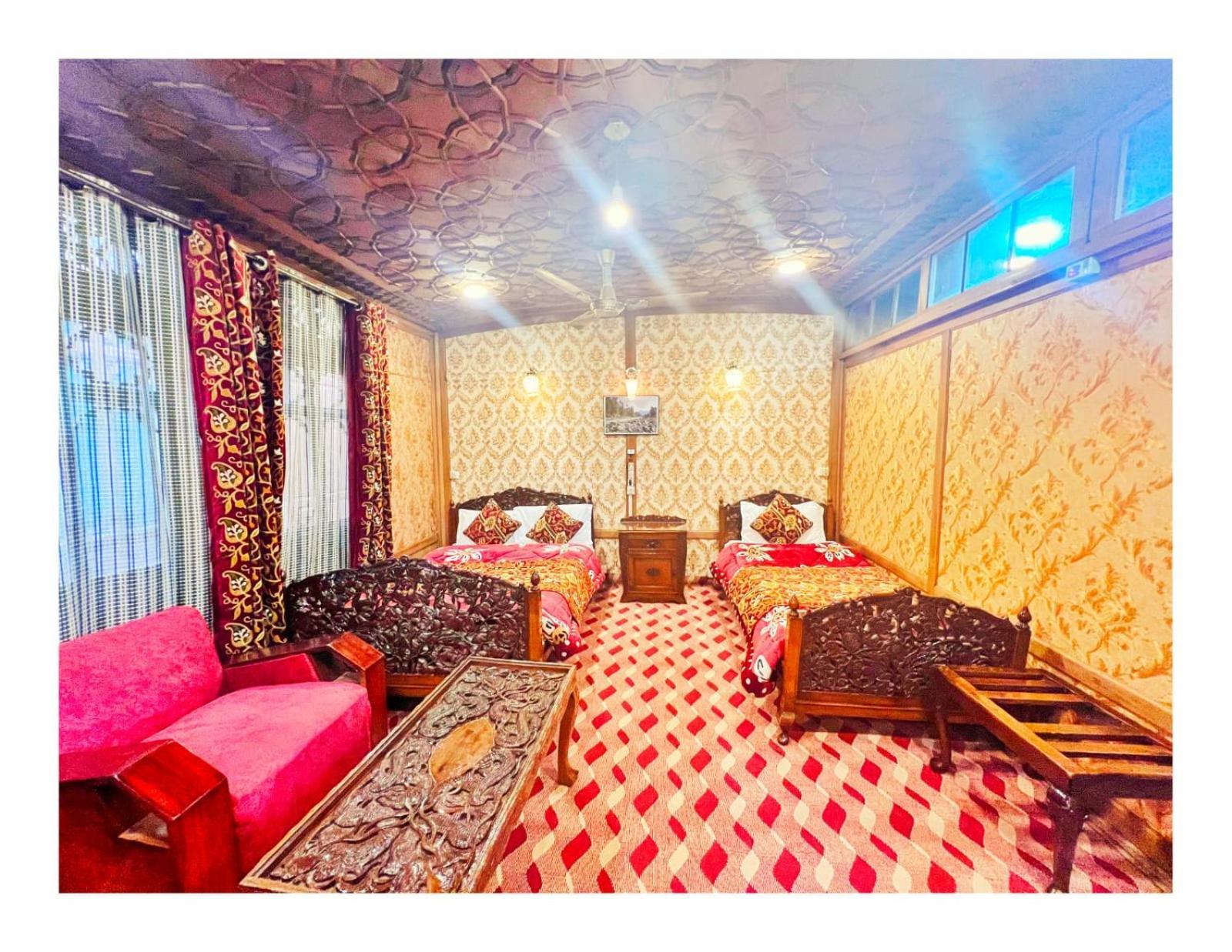 Отель Mossess Group Of Houseboats Сринагар Экстерьер фото
