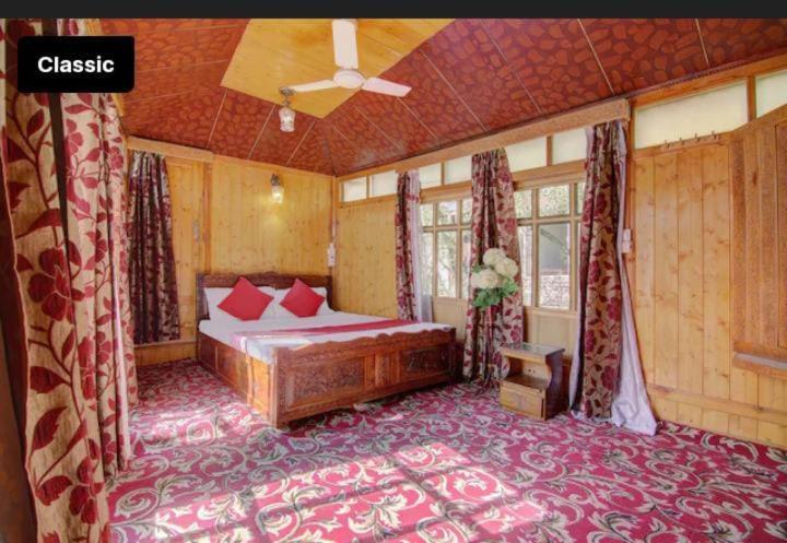 Отель Mossess Group Of Houseboats Сринагар Экстерьер фото