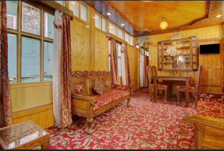 Отель Mossess Group Of Houseboats Сринагар Экстерьер фото
