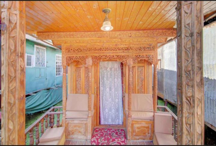 Отель Mossess Group Of Houseboats Сринагар Экстерьер фото