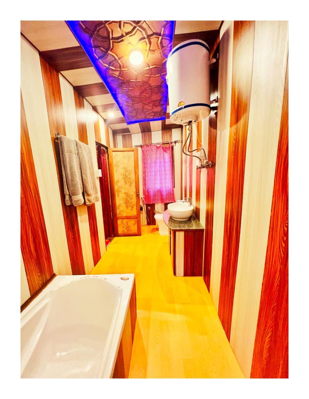 Отель Mossess Group Of Houseboats Сринагар Экстерьер фото