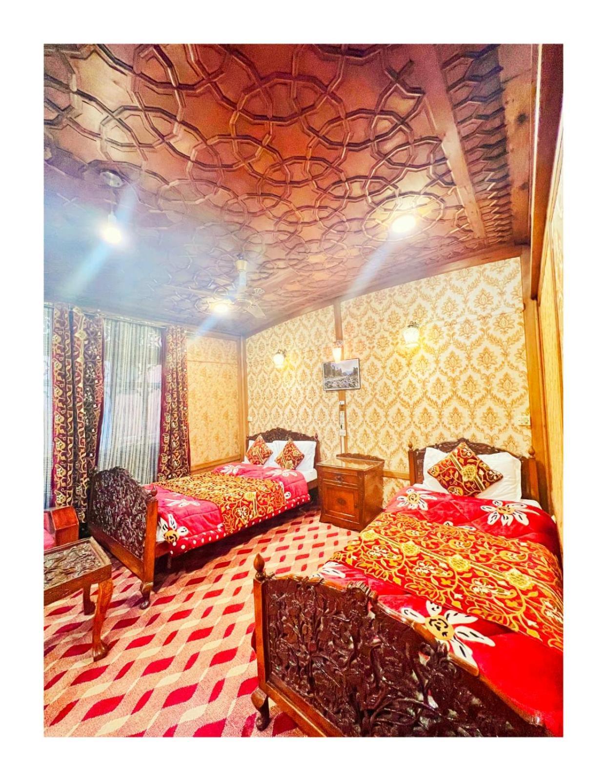 Отель Mossess Group Of Houseboats Сринагар Экстерьер фото