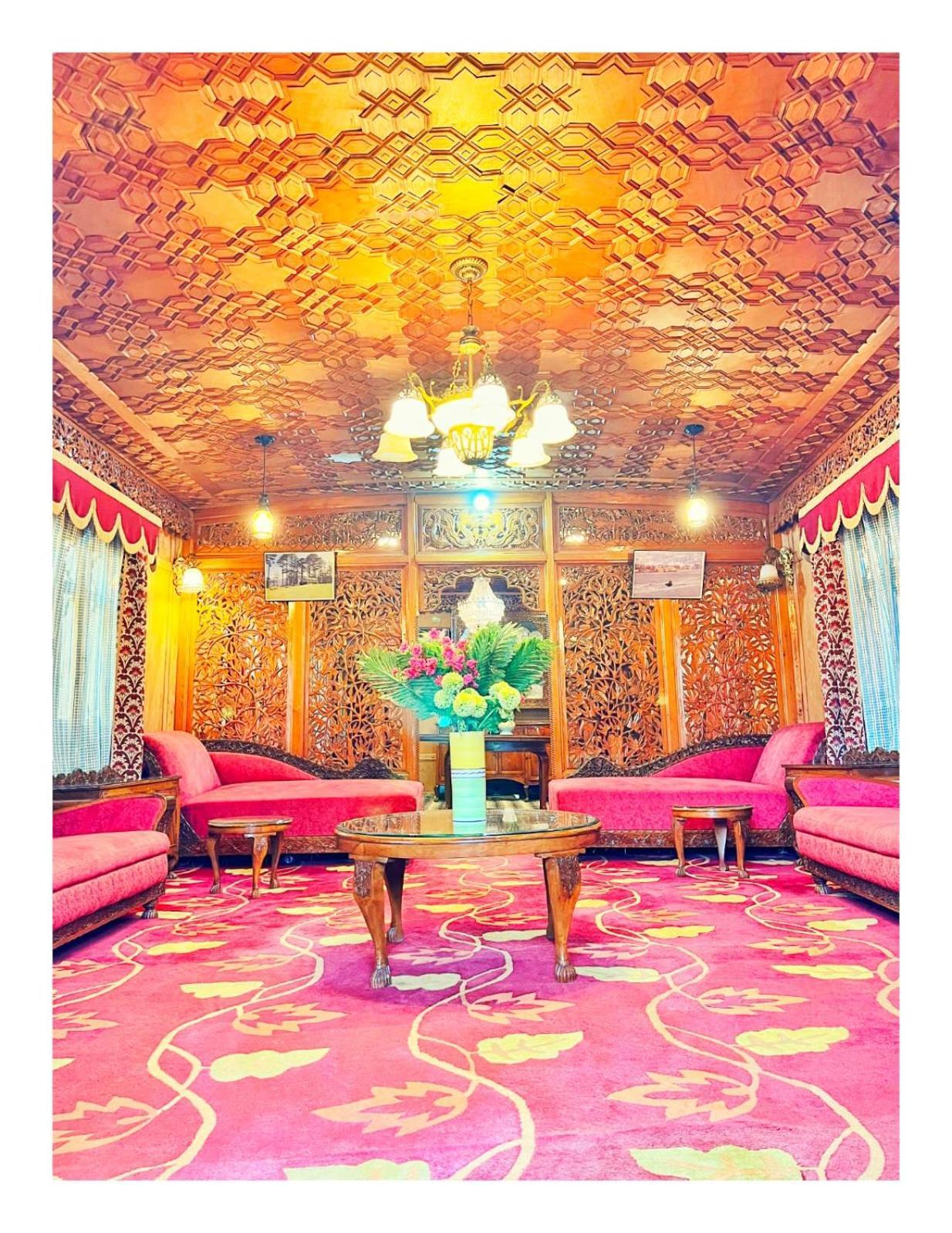 Отель Mossess Group Of Houseboats Сринагар Экстерьер фото
